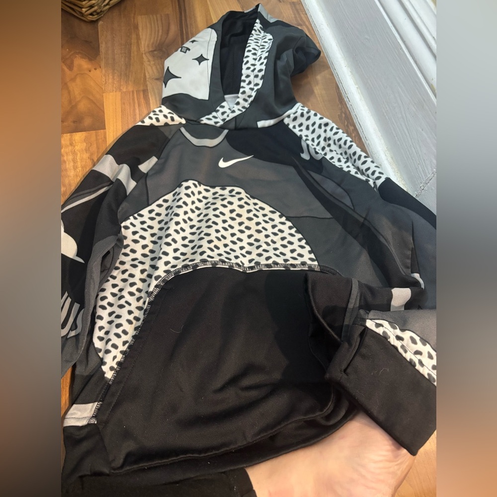 Nike Therma Fit Small Black and Gray Patterned Hoodie